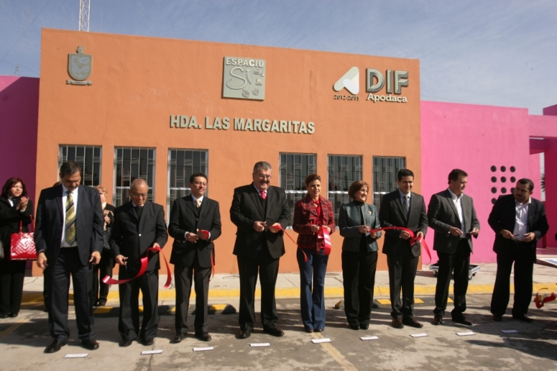 Acompañada de la presidenta del DIF Estatal, Raymundo Flores hace oficial la apertura de centros de apoyo.
