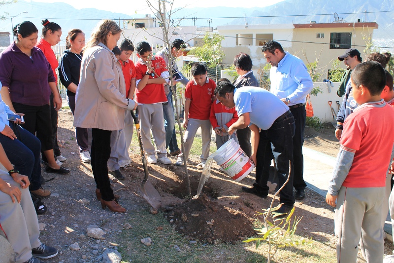 Se mostró a los alumnos la importancia de sembrar y cuidar un árbol.