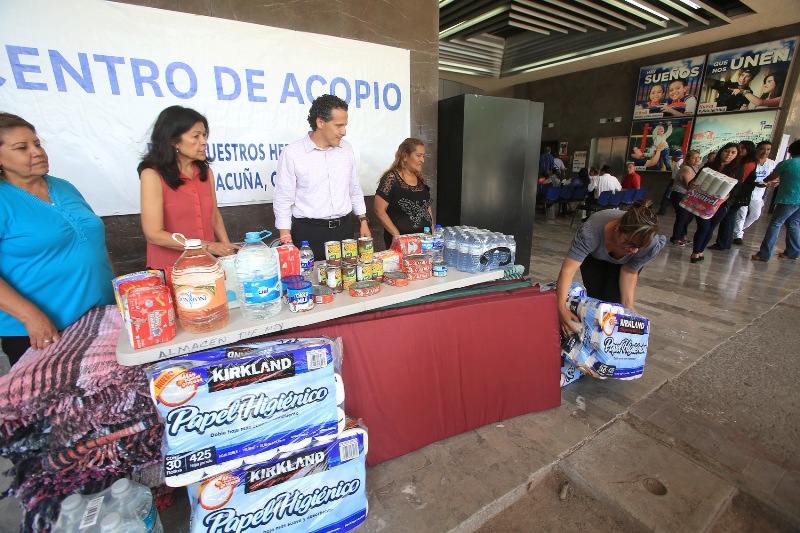 El Presidente del DIF Monterrey, Roberto Garza, recibió donativos