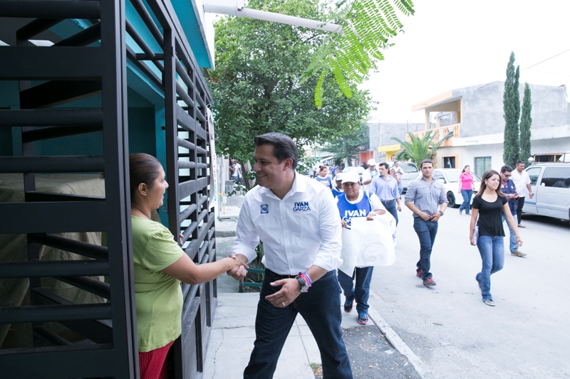 Iván Garza propuso rehabilitar banquetas del Centro de la Ciudad
