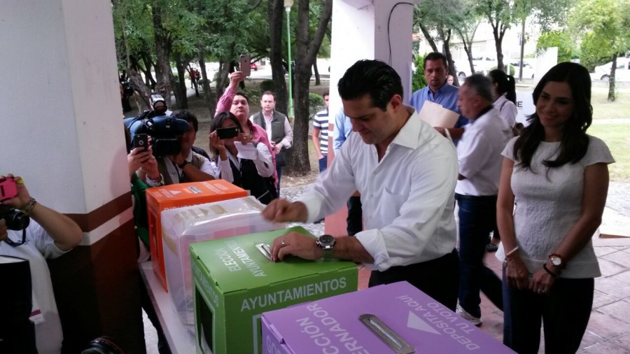 Francisco Cienfuegos votando