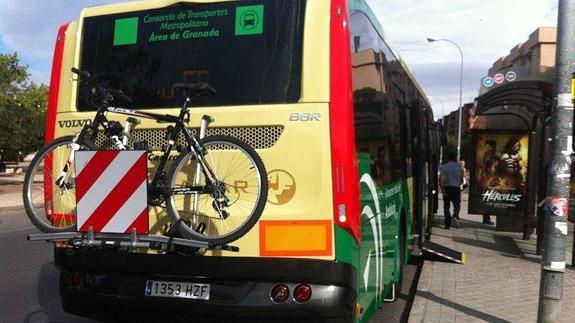 Las unidades de transporte público cargarían con las bicicletas