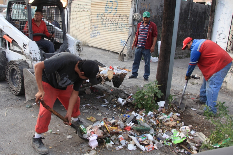 Los regios siguen tirando basura en las calles