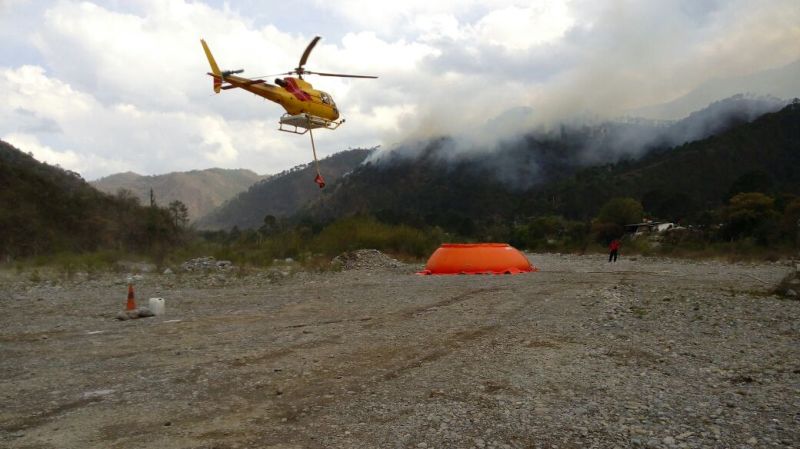 Buscan sofocar el incendio en la sierra de Santiago