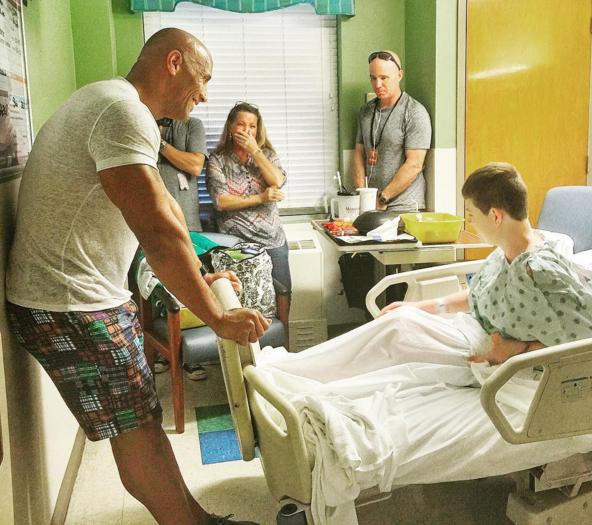 El actor visitó un hospital mientras filma Baywatch