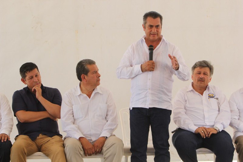 Apareció en un evento en Oaxaca con el candidato priista, Alejandro Murat Hinojosa (izq).