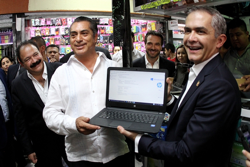 Regaló 15 computadoras para un pueblo en el municipio de Galeana