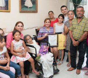 Visitaron a los abuelitos centenarios