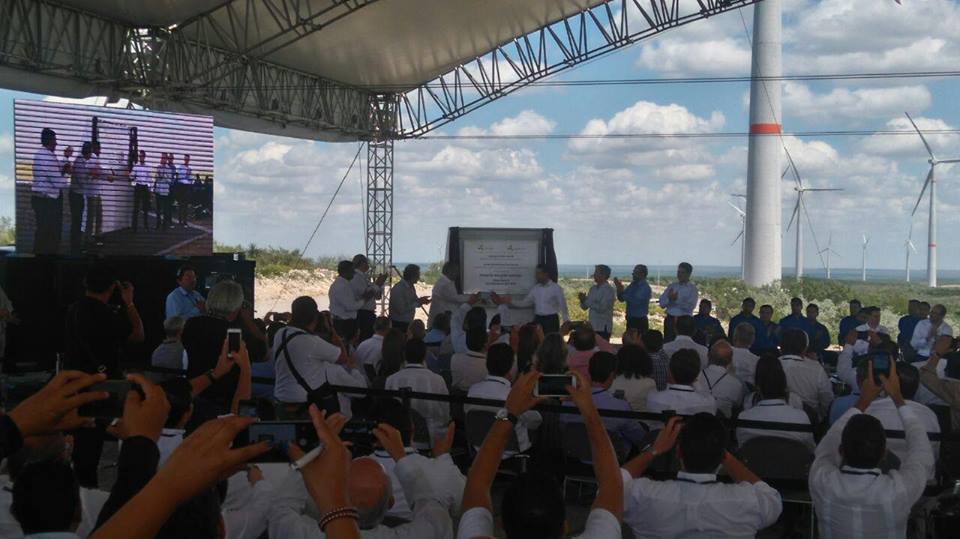 Peña Nieto inauguró una planta de energía eólica