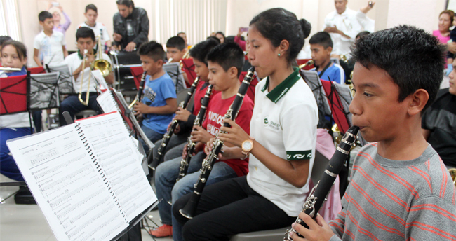 Entregaron instrumentos a los integrantes de la Orquesta