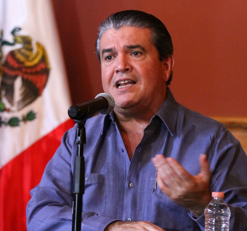 Manuel González, con nuevo peinado, ofreció rueda de prensa