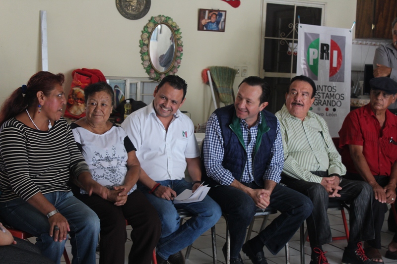 Dialogó con vecinos del sur de Monterrey